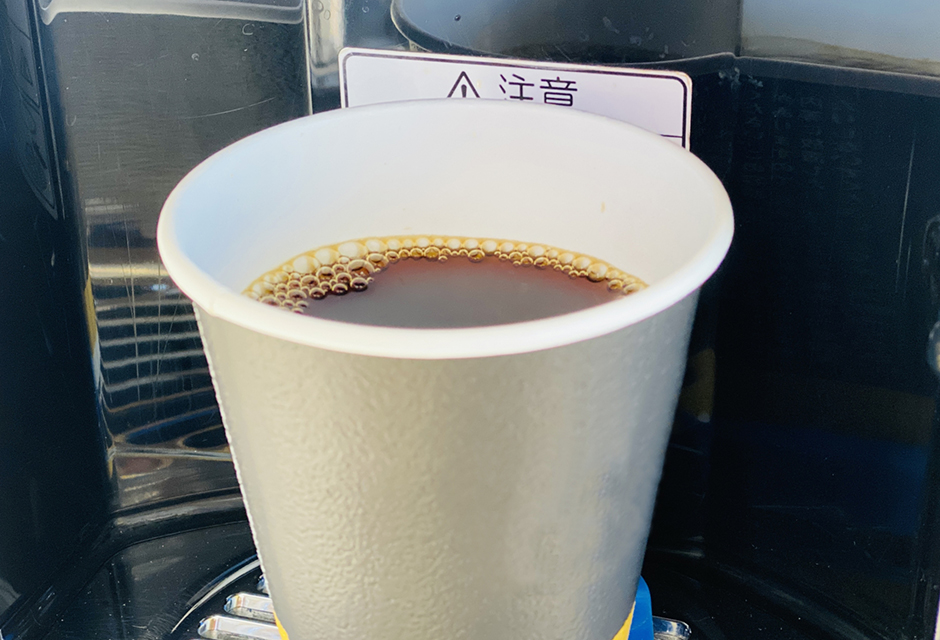 紙コップに注がれたコーヒー